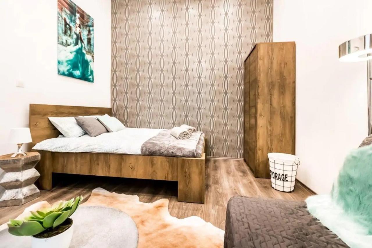 Amazon Near The Famous Party Boulevard Apartman